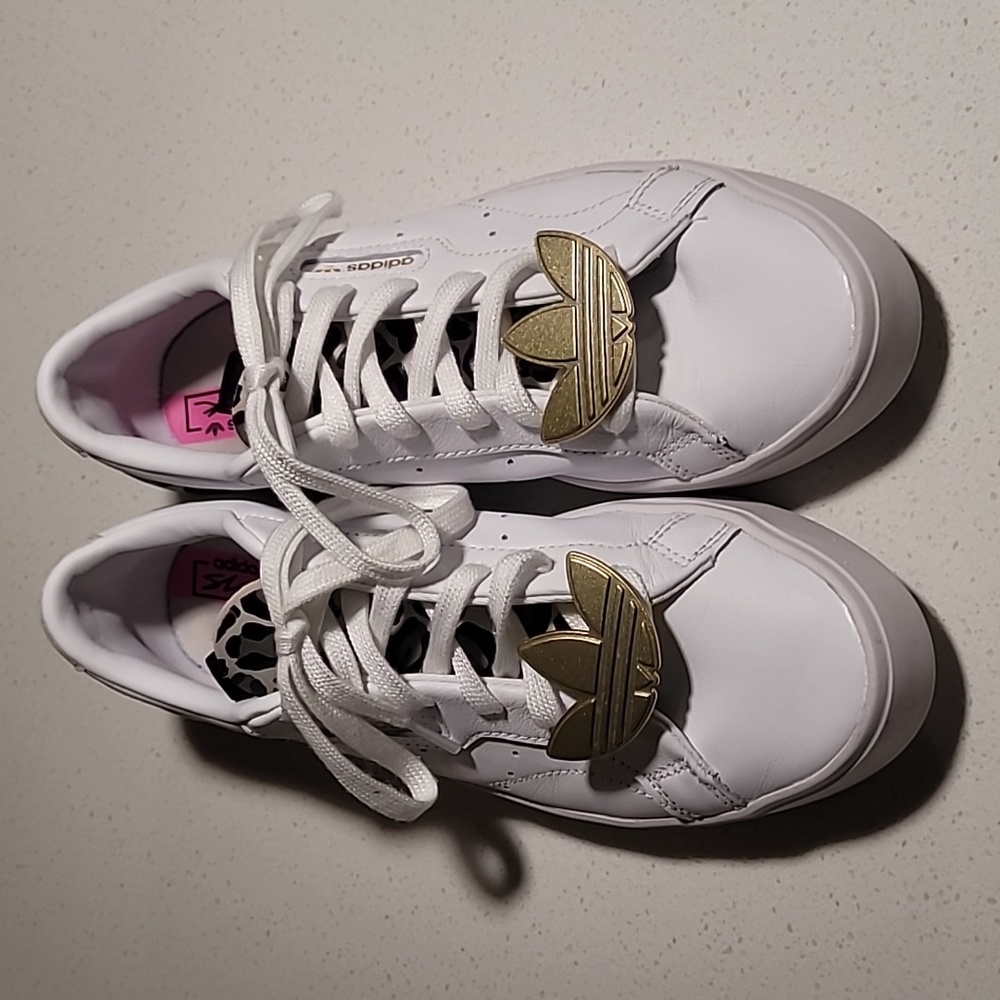 Women's Adidas Sleek low-top sneakers